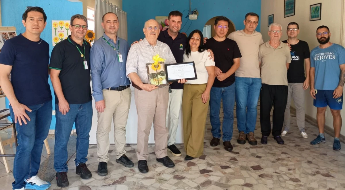 Unimed Prudente doa equipamentos de informática à APAE de Martinópolis