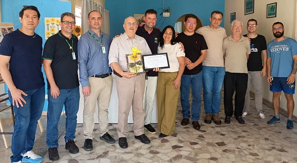 Unimed Prudente doa equipamentos de informática à APAE de Martinópolis