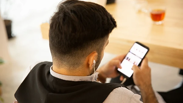 Seu celular pode estar prejudicando sua postura? Entenda os riscos