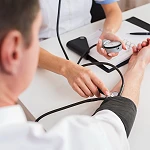 Pressão alta ou baixa? Saiba os sintomas